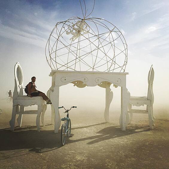 В пустыне Блэк-Рок (штат Невада, США) завершился ежегодный фестиваль «Burning Man», который сами организаторы называют «экспериментом по созданию сообщества радикального самовыражения»