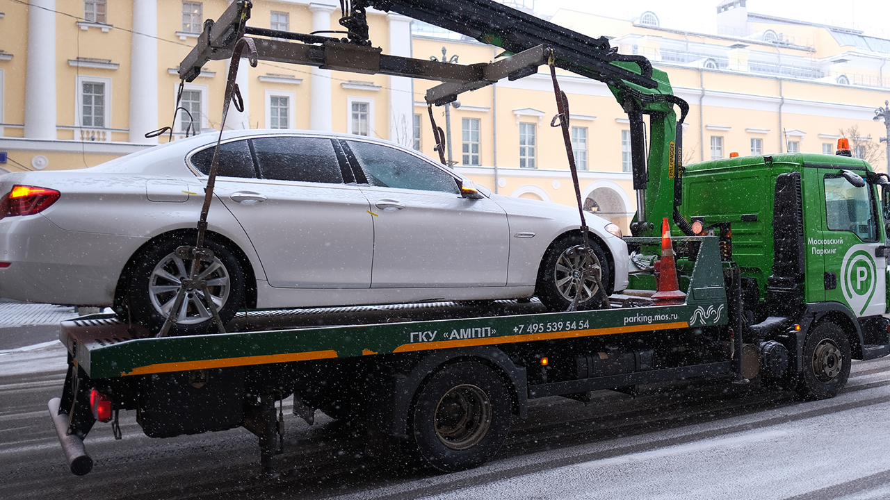 Москвичу пришел штраф за превышение скорости из-за машины на эвакуаторе -  Рамблер/авто