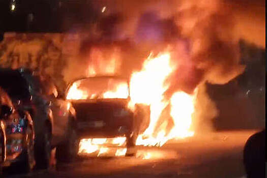 Две легковые машины сгорели в центре Москвы