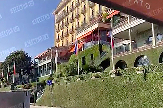 Возле отеля в Италии после свадьбы экс-чиновника Минфина установили флаг России