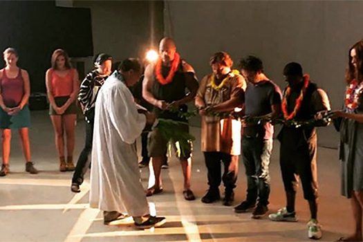 Дуэйн Скала Джонсон заставил съемочную группу молиться полинезийскому божеству