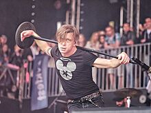 «Какая лялечка!»: Лева Би-2 получил в подарок культовый Mustang