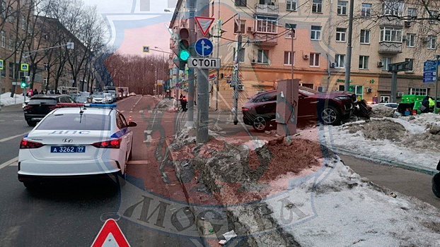 Два человека пострадали при наезде машины на пешеходов в Москве