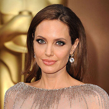 К любому комплекту: Анджелина Джоли показала две трендовые детали гардероба