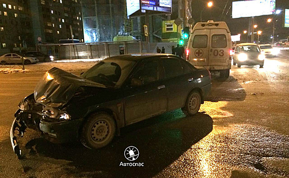 Спешащая автоледи протаранила скорую помощь в Новосибирске