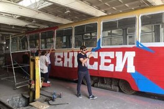 Футболисты и фанаты «Енисея» расписали городской трамвай в цвета клуба
