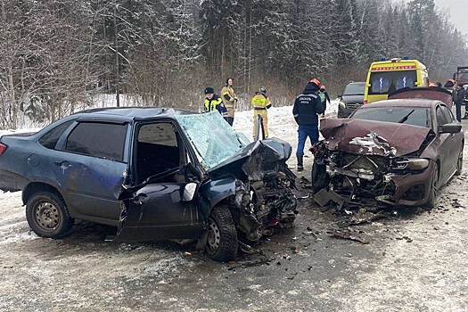 Под Ижевском произошло лобовое столкновение Lada Granta и BMW