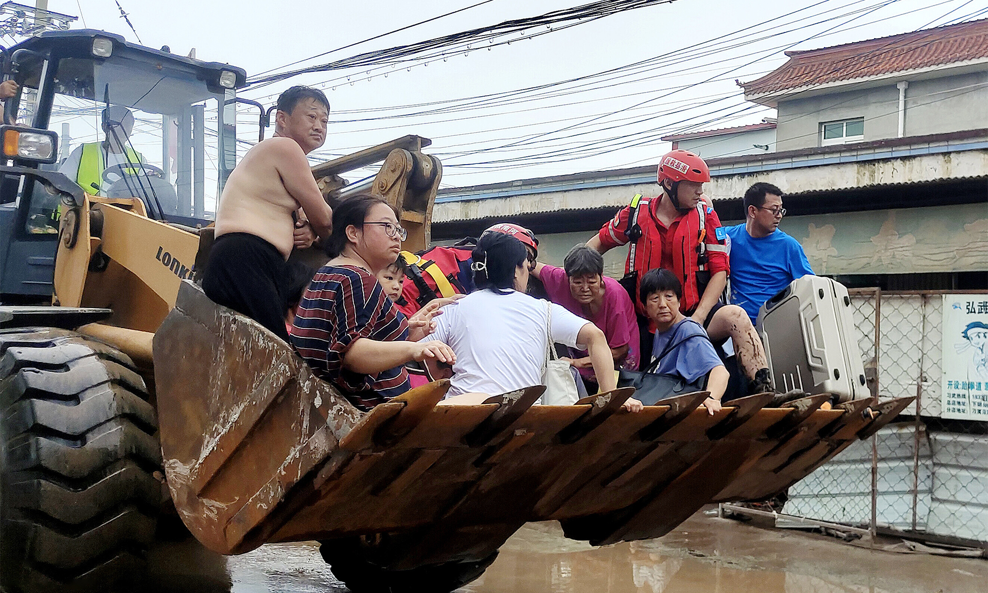 Самый сильный дождь за 110 лет: разрушительные кадры из Китая
