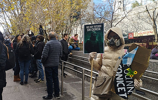 В Буэнос-Айресе прошла акция протеста ученых против политики Милея в сфере науки