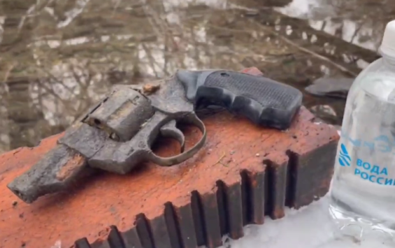 В Курске во время очистки Тускари со дна реки подняли старинный револьвер