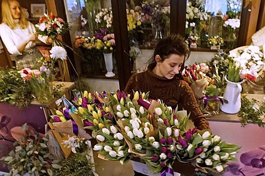 В аэропортах Москвы 8 марта всем посетительницам дарят цветы