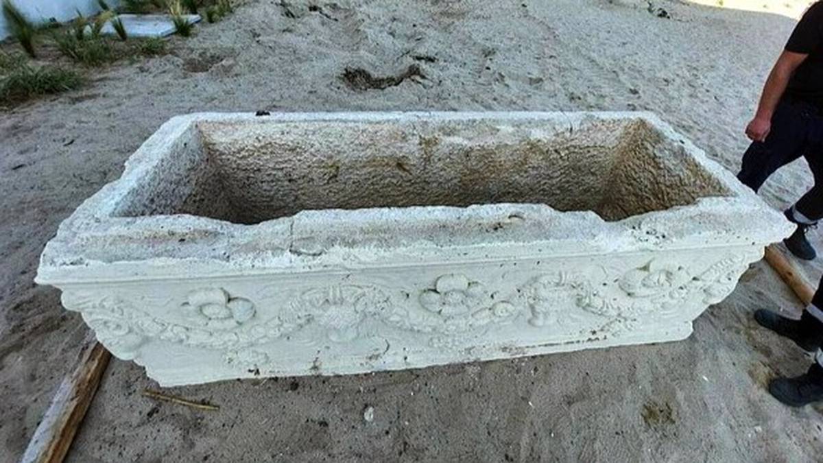 Полицейский случайно нашел древнеримский саркофаг на популярном пляже