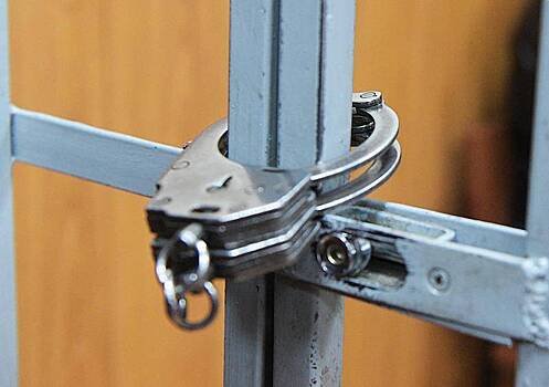 Врезавшегося в остановку в российском городе водителя такси арестовали на два месяца