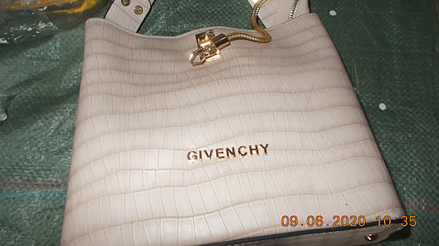Саратовские таможенники изъяли крупную партию контрафакта с брендами Louis Vuitton, Givenchy и Versace
