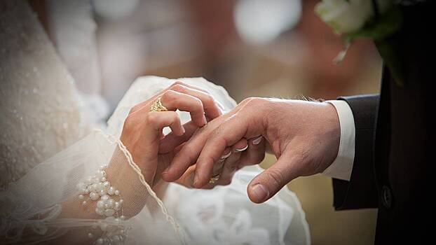 Россиянкам объяснили, грешно ли не брать фамилию мужа