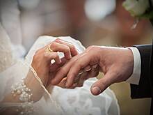 Россиянкам объяснили, грешно ли не брать фамилию мужа