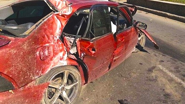 В Омске водитель Lexus врезался в столб на проспекте Мира