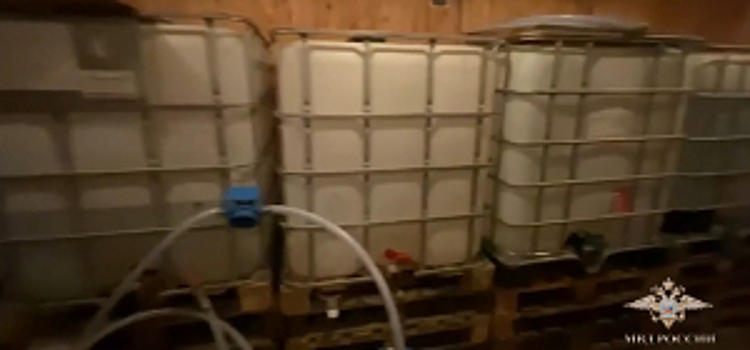 В Санкт-Петербурге полицейские ликвидировали подпольный цех по производству алкогольной продукции