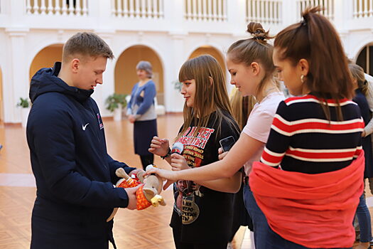 Хоккеисты красноярского «Сокола» посетили детский дом имени Хазрета Совмена