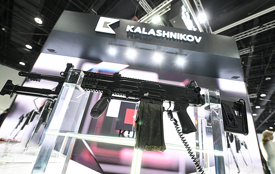 Российский ручной пулемёт с ленточным питанием калибра 5,45 мм РПЛ-20 производства концерна "Калашников" на выставке IDEX 2025 в Объединенных Арабских Эмиратах