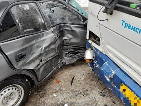 Женщина пострадала в ДТП пассажирского «НефАЗа» и иномарки в Башкирии