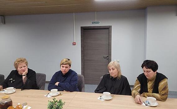 В Курске прошло чаепитие, на которое пригласили жён и мам героев СВО