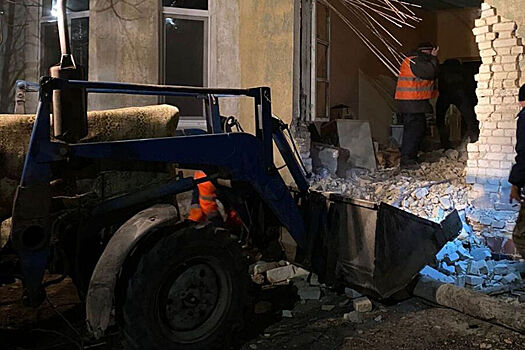 Пьяный россиянин снес стену многоквартирного дома на грузовике