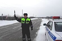 В Красноярском крае полицейские пришли на помощь водителю заглохшего от мороза автобуса