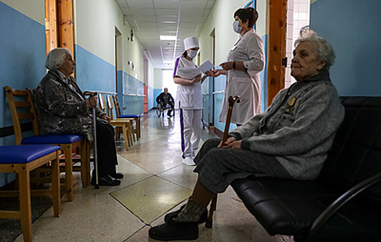 Платежи по ОМС за пожилых и детей предложили передать на федеральный уровень