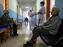 Платежи по ОМС за пожилых и детей предложили передать на федеральный уровень