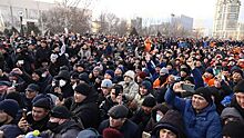 В центре Алма-Аты протестующие схлестнулись с полицией