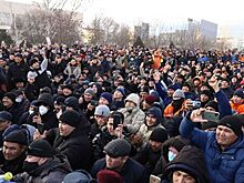 В центре Алма-Аты протестующие схлестнулись с полицией