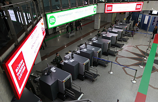 В аэропортах Узбекистана отменили систему таможенных коридоров