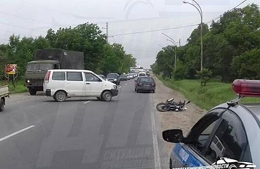 Микроавтобус сбил мотоциклиста в Приморье