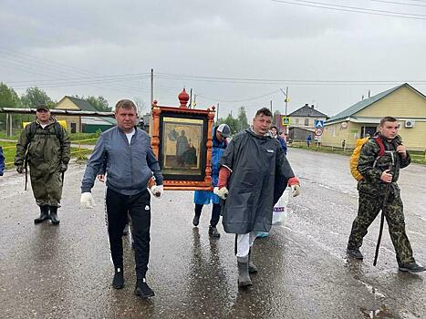 Родинцы из разных регионов вышли на Крестный ход с иконой Святого Владимира