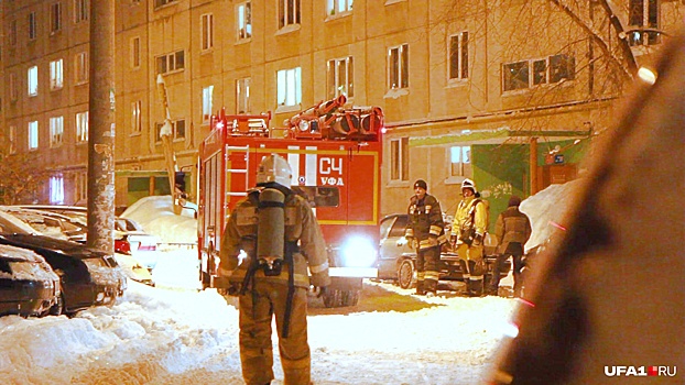 Узкое место: маневрирование пожарных машин в заснеженных дворах Уфы попало в объектив