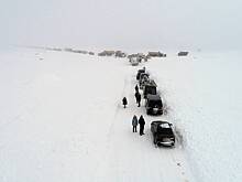 Сотни китайских туристов застряли на дороге из российского села из-за метели