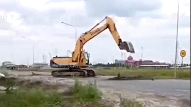 В Губкинском пьяный водитель экскаватора перекопал дорогу