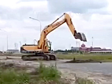 В Губкинском пьяный водитель экскаватора перекопал дорогу