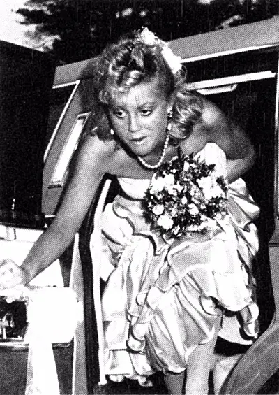 Эми Полер. Будущая актриса на свой выпускной в 1989 году надела наряд, напоминающий неудачное свадебное платье. 