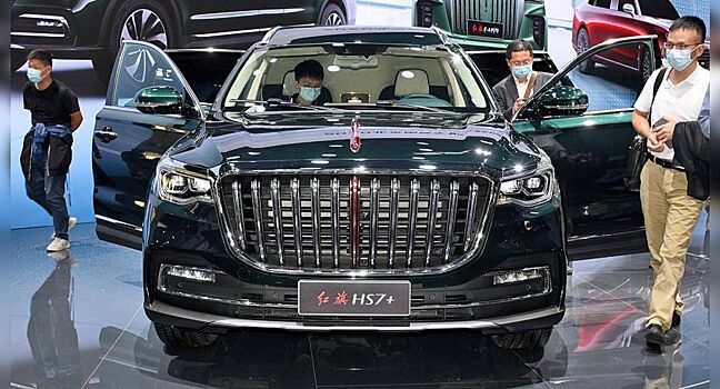 Представлен кросс-лимузин Hongqi HS7+ с «золотым» интерьером