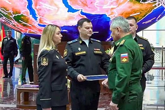 Шойгу вручил ордена Мужества девушкам-военным, отразившим атаку дронов на Севастополь