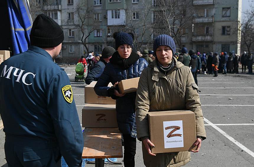 Жители Мариуполя получают гуманитарную помощь, доставленную из России