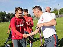 Тренер "Спартака" вручил Давыдову золотую медаль