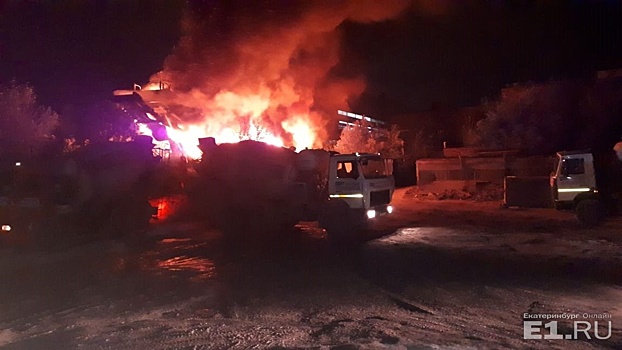 «Может, поджег кто-то»: в промзоне Втузгородка вспыхнул пожар на бетонном производстве