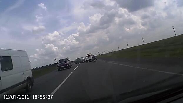 Чудесное спасение мотоциклиста попало на видео