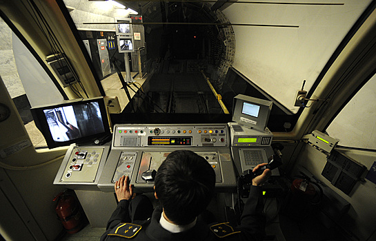 Машинист не смог остановить поезд в метро в Москве