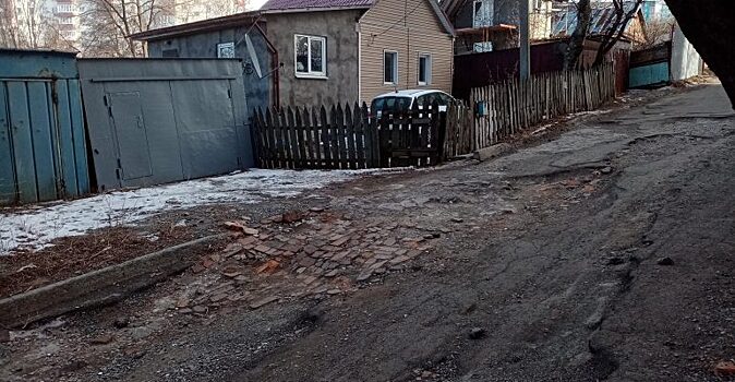 Жители внутриквартальную улицу во Владивостоке ремонтируют своими силами