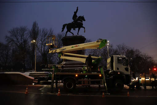 В Киеве демонтируют памятник Щорсу и переместят его в музей