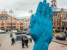В Сети высмеяли синюю руку в Киеве